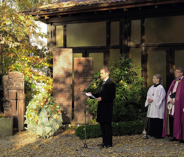 Brgermeister  Ante und Pfarrer Reicha...kfeier auf dem Friedhof in Merzhausen.  | Foto: Tina Lindemann