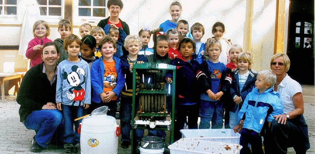 Kindergartenkinder aus Kirchen erlebten, wie Apfelsaft entsteht.  | Foto: privat