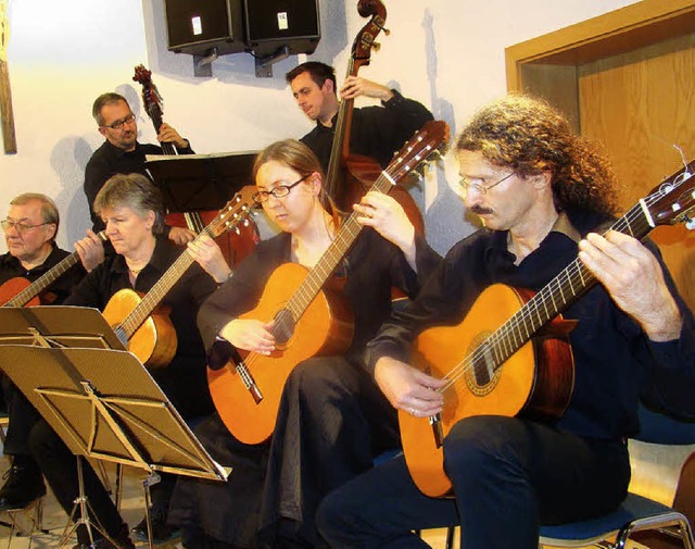 Die Mandolinengesellschaft Weil am Rhe...emeindesaal St. Urbald in Degerfelden.  | Foto: Ingrid Arndt