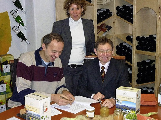 Andreas Hess (links),  Diana Pretzell ...;Kaiserlich Genieen&#8220;Produkten.   | Foto: Plenum Kaiserstuhl