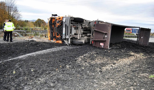 Unappetitlicher Fahrbahnbelag: Ein 40 ... ergoss seine Ladung auf die Fahrbahn.  | Foto: Martin Ganz