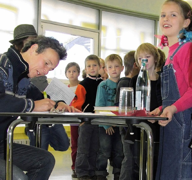 Andrea Hensgen las in der Stadtbibliot...nd schrieb vielen Kindern Autogramme.   | Foto: Gabriel Sommer