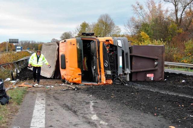 Fotos: LKW blockiert stundenlang A5 Richtung Karlsruhe