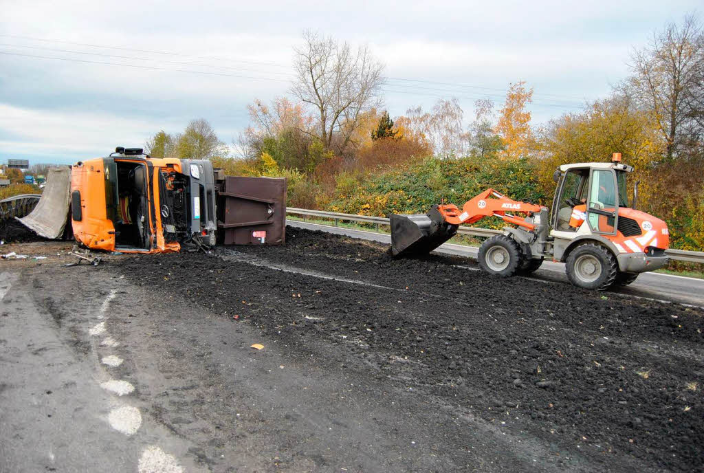 Ein mit 20 Tonnen Klrschlamm beladener Last ist am Zubringer Nord der A5 in Richtung Karlsruhe umgekippt.