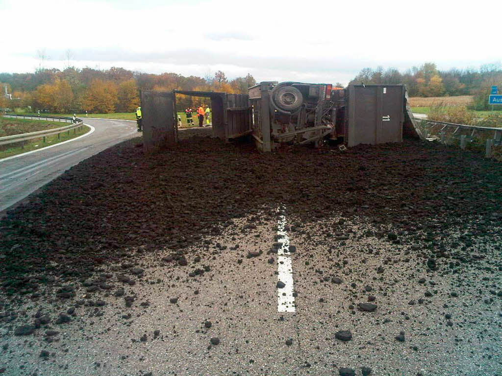 Ein mit 20 Tonnen Klrschlamm beladener Last ist am Zubringer Nord der A5 in Richtung Karlsruhe umgekippt.