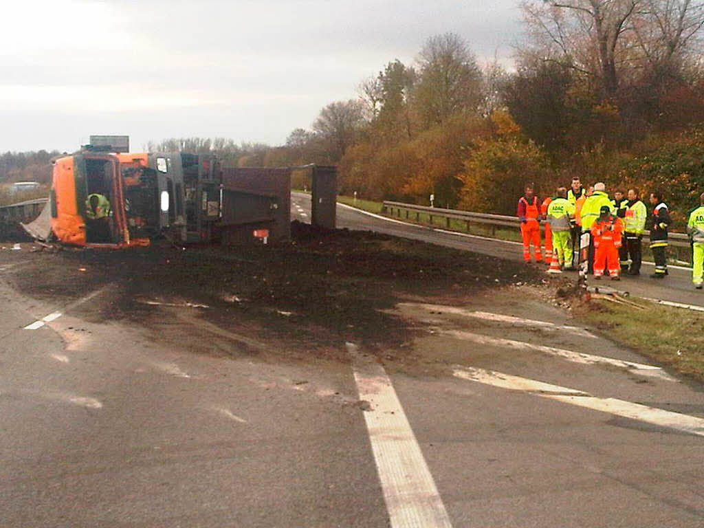 Ein mit 20 Tonnen Klrschlamm beladener Last ist am Zubringer Nord der A5 in Richtung Karlsruhe umgekippt.