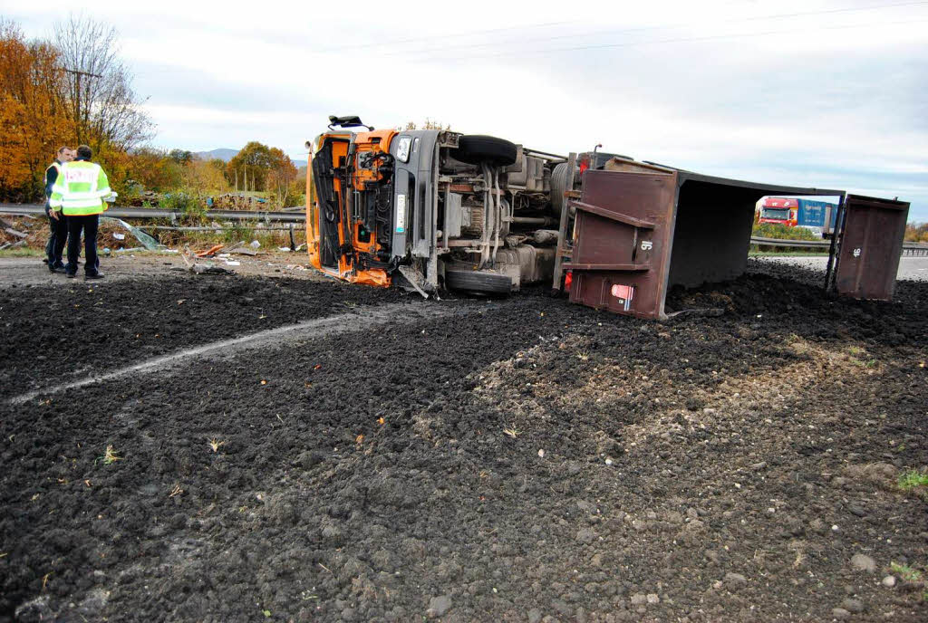 Ein mit 20 Tonnen Klrschlamm beladener Last ist am Zubringer Nord der A5 in Richtung Karlsruhe umgekippt.