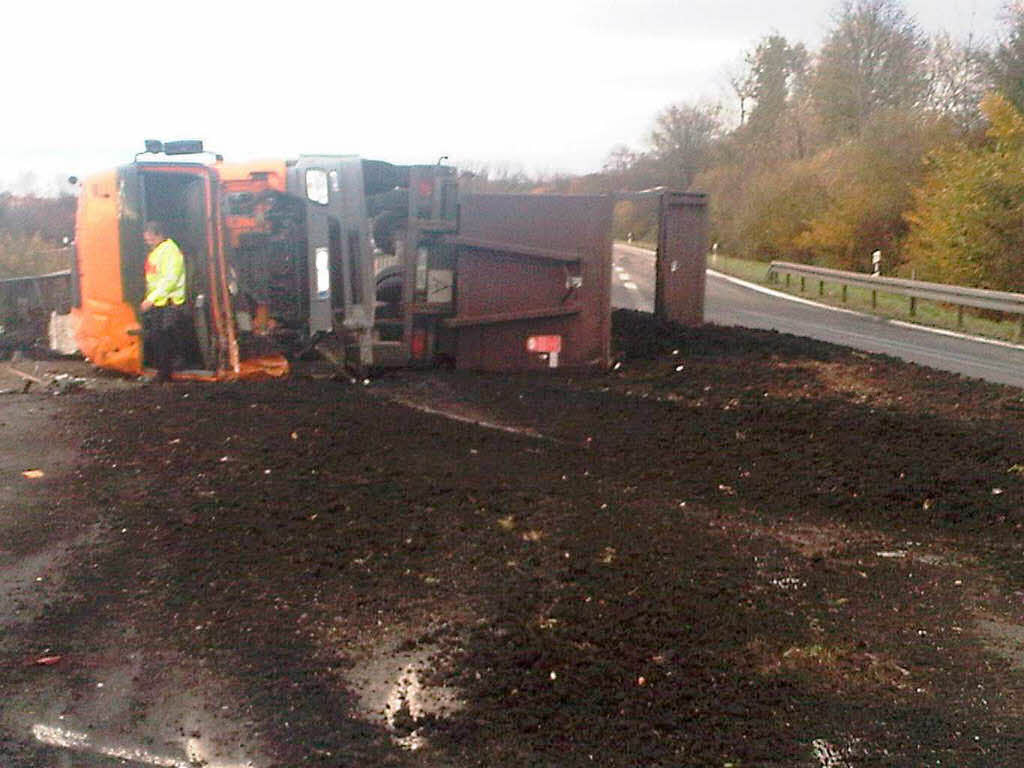 Ein mit 20 Tonnen Klrschlamm beladener Last ist am Zubringer Nord der A5 in Richtung Karlsruhe umgekippt.