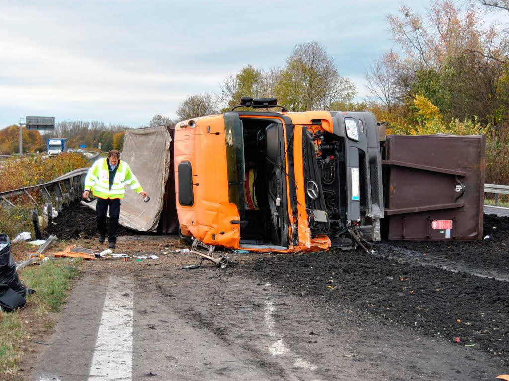 Ein mit 20 Tonnen Klrschlamm beladener Last ist am Zubringer Nord der A5 in Richtung Karlsruhe umgekippt.