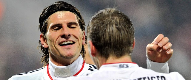 Bastian Schweinsteiger (rechts) gratul...achen Bayern-Torschtzen Mario Gomez.   | Foto: dpa