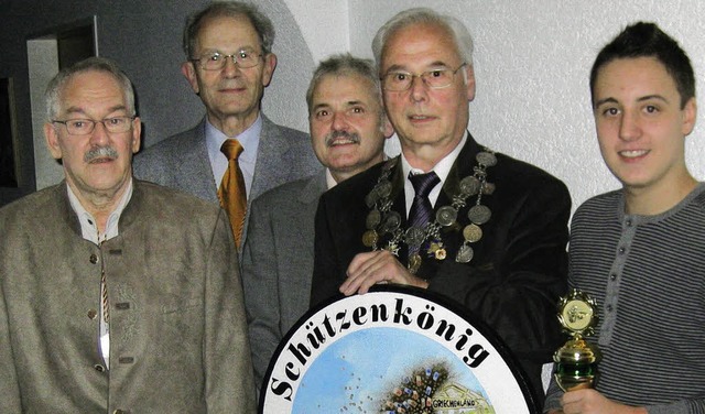 Erfolgreiche Schtzen: Walter Forster ...t Knigsscheibe, Luca Br (1. Prinz).   | Foto: Verein