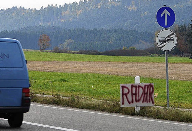 Solidaritt unter  Autofahrern: Warnung an der B31.   | Foto: C. Maier