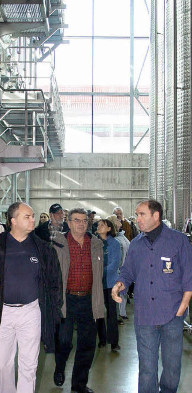 Kellermeister Ehret (rechts) fhrte gern durch den Betrieb.  | Foto: Reinhard Cremer