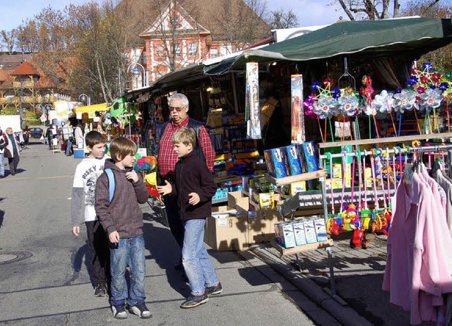 Martinimarkt in Bonndorf: Trotz schns...ndrang auf der Marktmeile in Grenzen.   | Foto: Khnemund