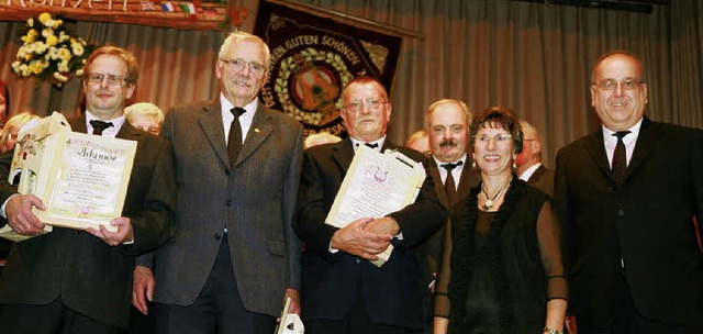 Ehrungen beim MGV (von links): Berthol...anne Bellinghausen und  Anton Wieber.   | Foto: sandra decoux-kone