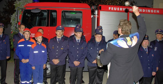 Pfarrer Emerich Sumser bei der Fahrzeugweihe.  | Foto: Roland Vitt