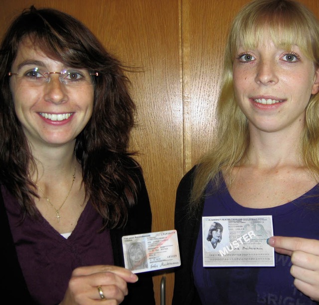 Sonja Hering und Ines Glameyer vom Ein...ten Personalausweis (rechts)  ablst.   | Foto: franziska stock