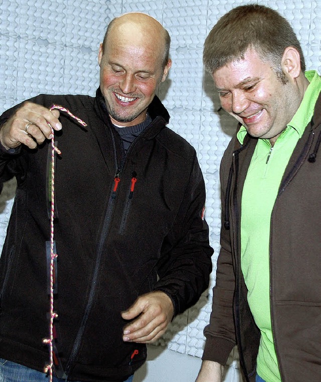 Einen &#8222;Leitfaden&#8220; bergab ...rechts) an  Nachfolger Stefan Ortolf.   | Foto: SEBASTIAN EHRET