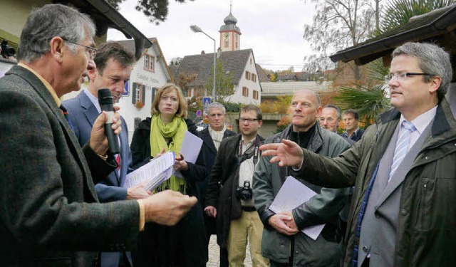 IGEL-Mitglied Adalbert Hge (links) di...chts) hakt immer wieder kritisch nach.  | Foto: Katharina Meyer