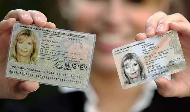 Der neue Personalausweis (rechts) ist ... sich die Nachfrage  noch in Grenzen.   | Foto: dpa