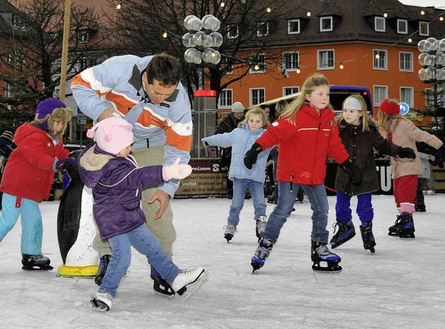 Vor allem Kinder (hier ein Bild von 20... Spa am Eislaufen auf dem Karlsplatz.  | Foto: bamberger