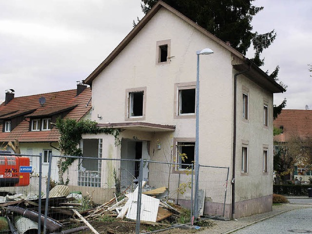 Mit dem Abriss des  Hauses Ecke Rmers...t wieder ein Stck Alt-Brombach.        | Foto: Paul Schleer