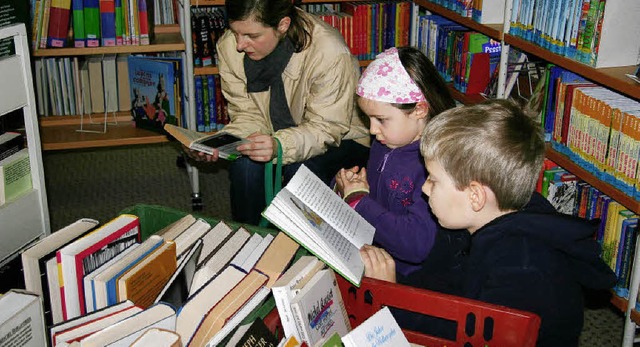 Bcher, Bcher und nochmals Bcher kon...rlich alles genau angeschaut werden.   | Foto: Stefanie Sigmund