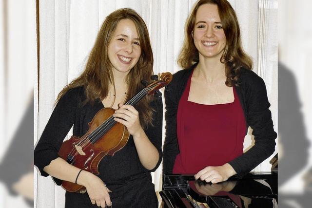 Zwei junge Frauen, die sich voll der Musik widmen