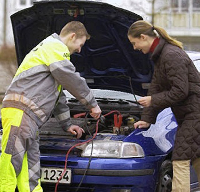 Aufladen Autobatterie  | Foto: ADAC / mid