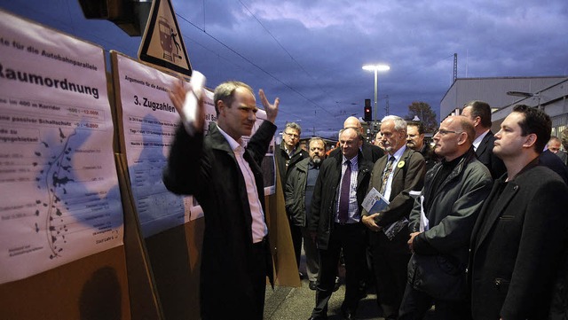 Informationen zu den Vorteilen der Aut...Winfried Hermann (Zweiter von rechts).  | Foto: christoph breithaupt