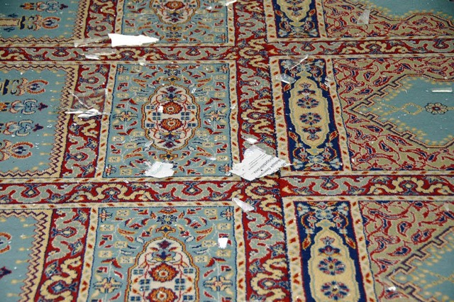 Der Teppich im Gebetsraum ist voller Scherben.  | Foto: Ralf Staub
