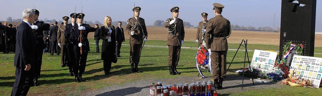 Boris Tadic (links) an der Gedenksttte in Ovcara   | Foto: AFP
