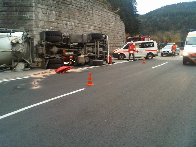 Umgekippt: Dieser Sattelzug blockiert die Hllentalstrecke.  | Foto: Martin Ganz