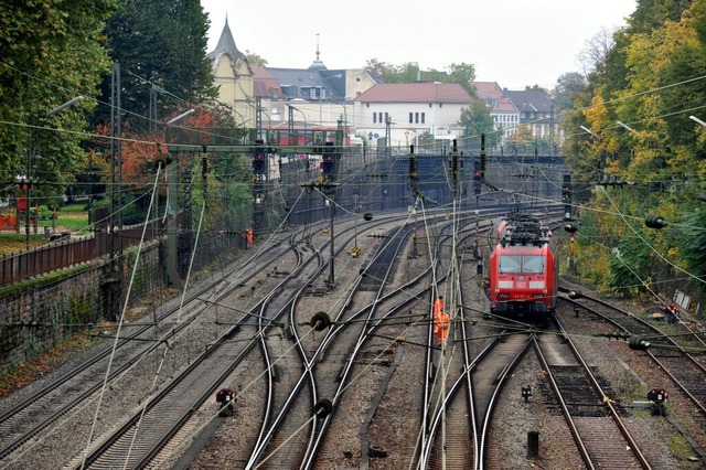 Die Bahntrasse durch Offenburg ist ein...ordnnung des Zugverkehrs am Oberrhein.  | Foto: dpa