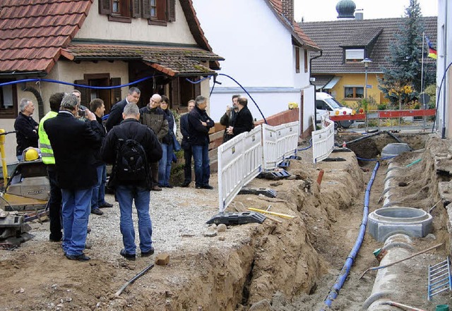 Eingelutet ist die Endphase der Dorfs...#8211;- hier bei einem Vorort-Termin.   | Foto: Merz