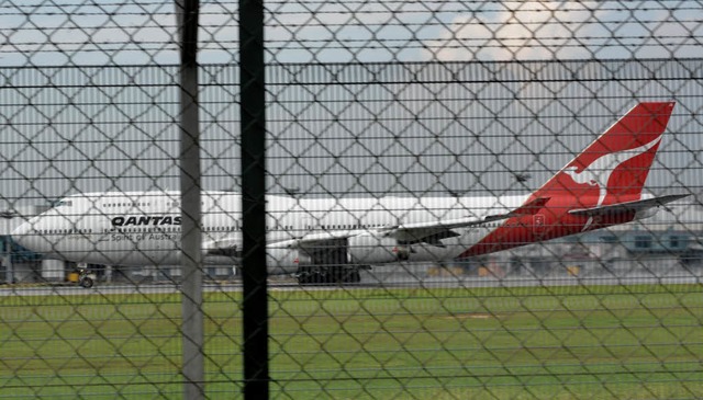 Ein Boeing 747-400 der Fluglinie Qanta...ebwerkproblemen in Singapur notlanden.  | Foto: AFP