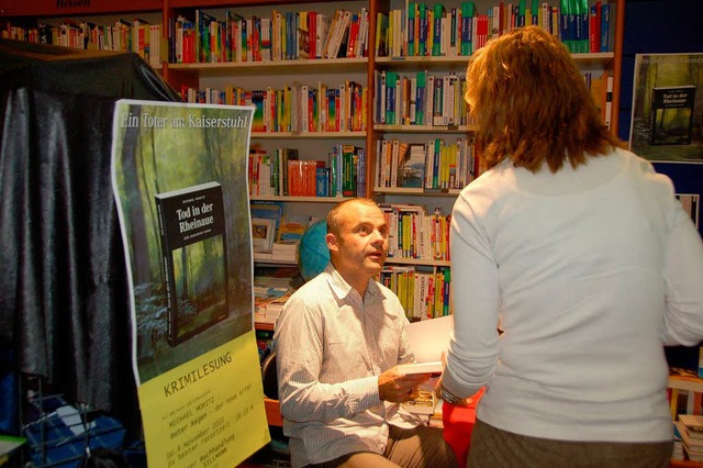 Michael Moritz liest in der Buchhandlung Sillmann und signiert seine Bcher.  | Foto: Sylvia-Karina Jahn