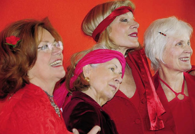 Ganz in Rot: vier Teilnehmerinnen des Musicals   | Foto: Johannes C. Messmer
