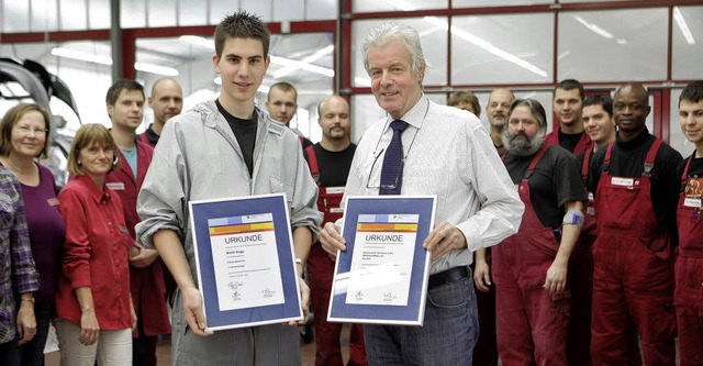 Martin Rogg, Wilfried Wille und das ganze Karosserie-Zentrum Lahr freuen sich.   | Foto: Christoph Breithaupt