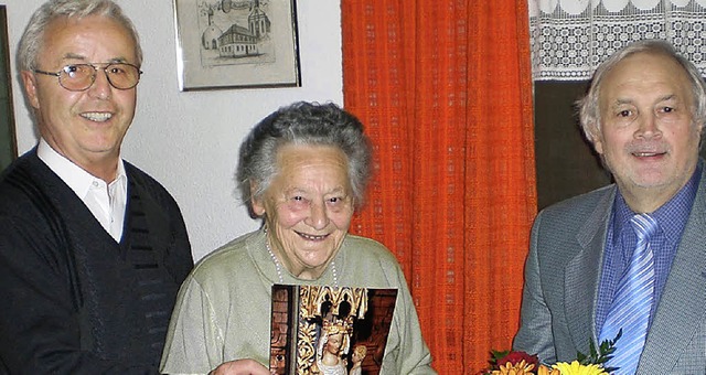 Pfarrer Reinhold Killig (links) und Eugen Kopf ehrten  Maria Mende.   | Foto: dieter fink