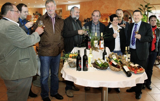 Die Vertreter der Winzergenossenschaft...lenregen bei den Weinprmierungen an.   | Foto: theo weber