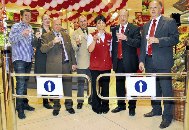 Hier geht&#8217;s zum neuen Rewe-Markt...n Schindler stoen auf den Umbau an.    | Foto: Mller