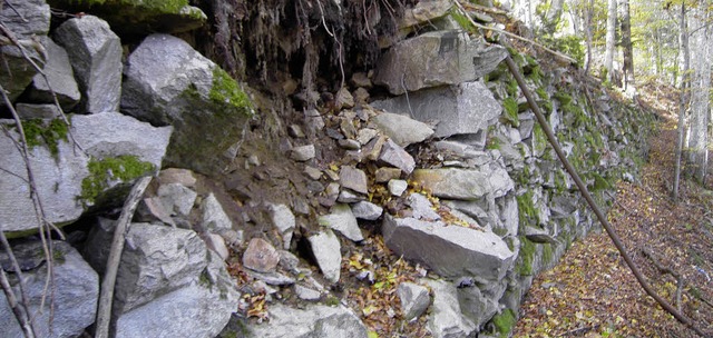 An der Sttzmauer der Belchenstrae brckeln Steine.   | Foto: Rudolf Math