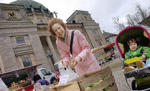 Gestern nutzen einige Kunden den letzten Markttag, um Vorrte zu kaufen.    | Foto: Kathrin Blum