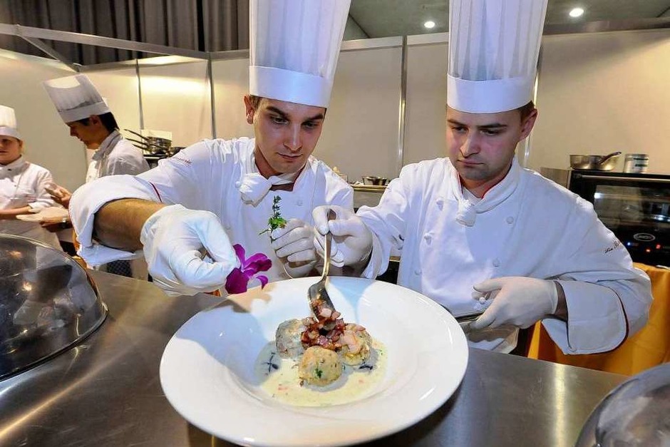 Benjamin Beck (links) und Radek Lokos (rechts) von Panorama Hotel Jägerhäusle präsentieren Semmelspeckknödel mit Waldpilzen a la creme. (Foto: Michael Bamberger) Benjamin Beck (links) und Radek Lokos (rechts) von Panorama Hotel Jägerhäusle präsentieren Semmelspeckknödel mit Waldpilzen a la creme. (Foto: Michael Bamberger)