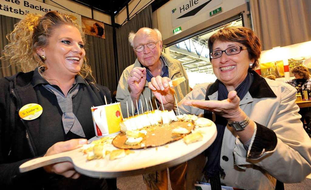Sylvia Ludwig bietet Ksekuchen an, den sich Dieter Mohnert und Roswita Hin (rechts) sichtlich schmecken lassen.