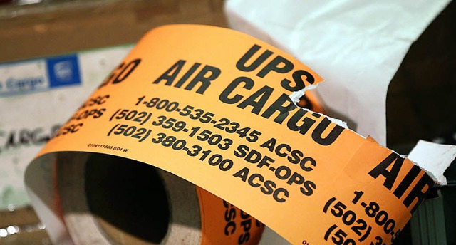 Eine Banderole von UPS auf dem Flughaf...e ber die Sicherheit von Luftfracht.   | Foto: DPA