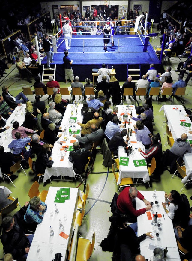 Die Zuschauer verfolgen den Freundscha...  gegen das Boxteam Lahn aus Wetzlar.   | Foto: Wolfgang Knstle