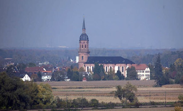 Die Schutterner Klosterkirche, aufgenommen vom Lahrer   Schutterlindenberg.   | Foto: Bastian Henning