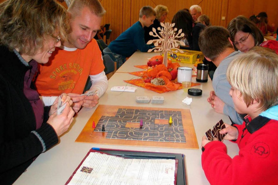 Familie Armbrüster aus Heitersheim probiert das Labyrinthspiel „Tsuro“ aus. (Foto: Jutta Schütz) Familie Armbrüster aus Heitersheim probiert das Labyrinthspiel „Tsuro“ aus. (Foto: Jutta Schütz)